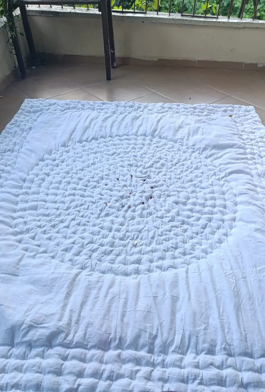 Yorgan ilme sürecinde makas ve iplikle elle dikim yapılırken genel görünüm